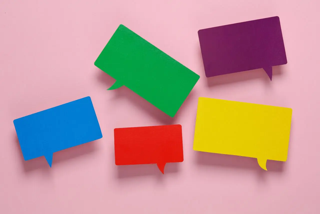 mehrere bunte Sprechblasen