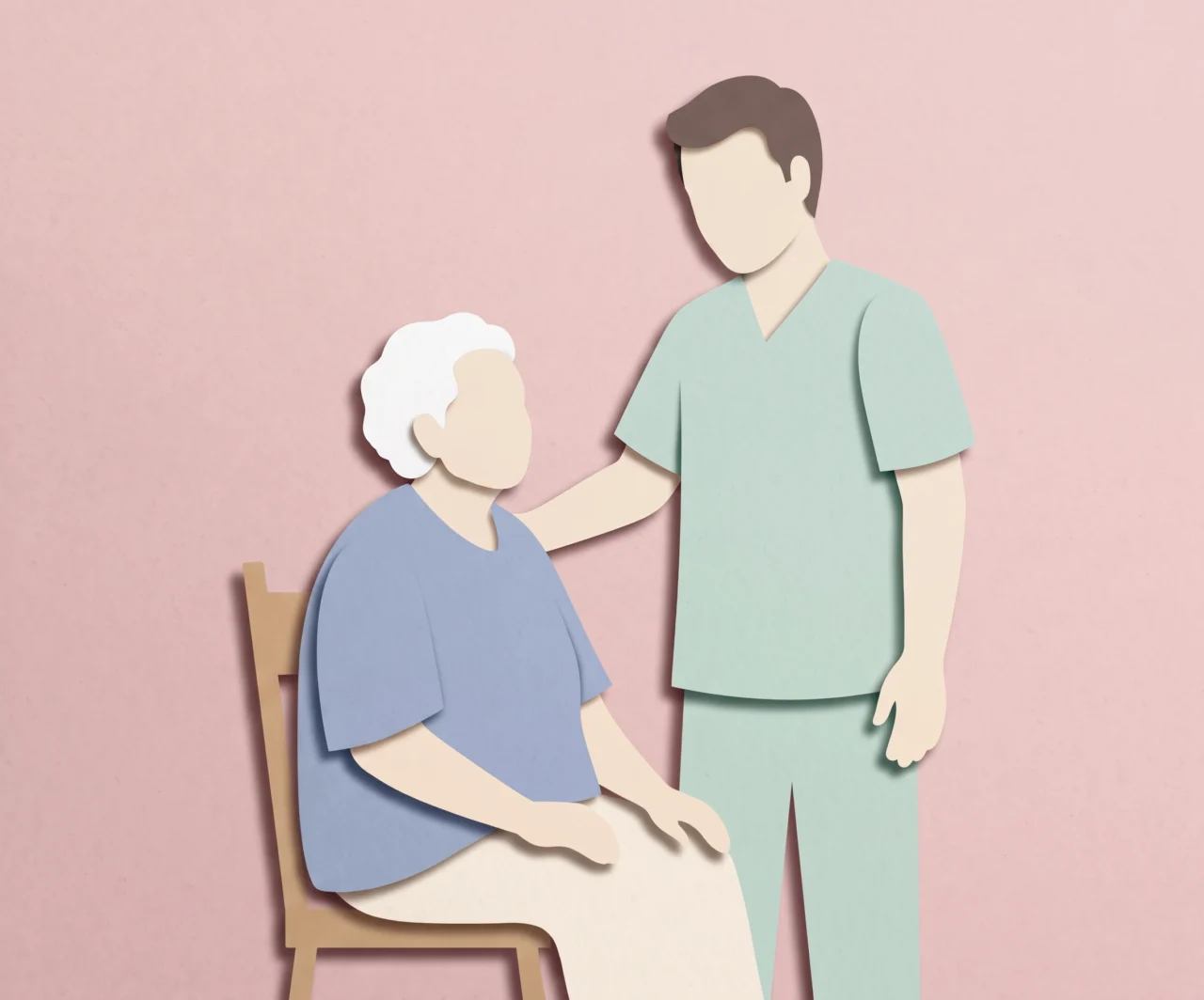 Ältere Frau sitzt auf einem Stuhl und eine Pflegefachperson steht neben ihr und berührt ihre Schulter