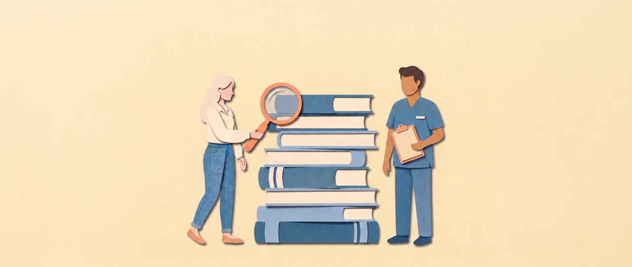 Eine Frau mit Lupe und ein Mann in medizinischer Kleidung mit Klemmbrett stehen links und rechts neben einem Stapel blauer Bücher