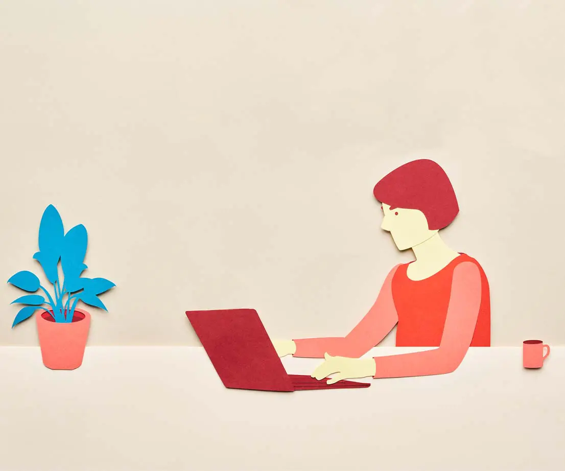 Person arbeitet an einem Laptop