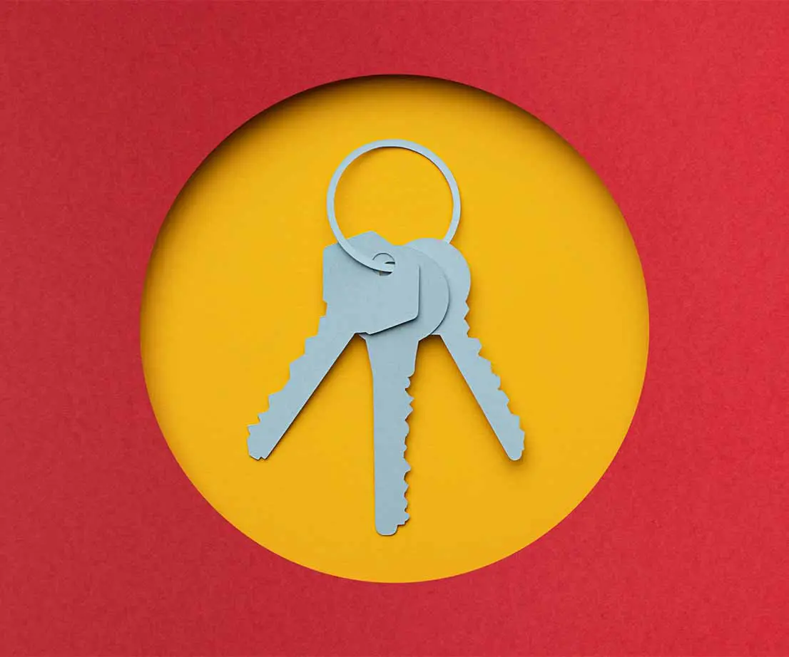 Schlüsselbund mit drei Schlüsseln auf gelbem und rotem Hintergrund