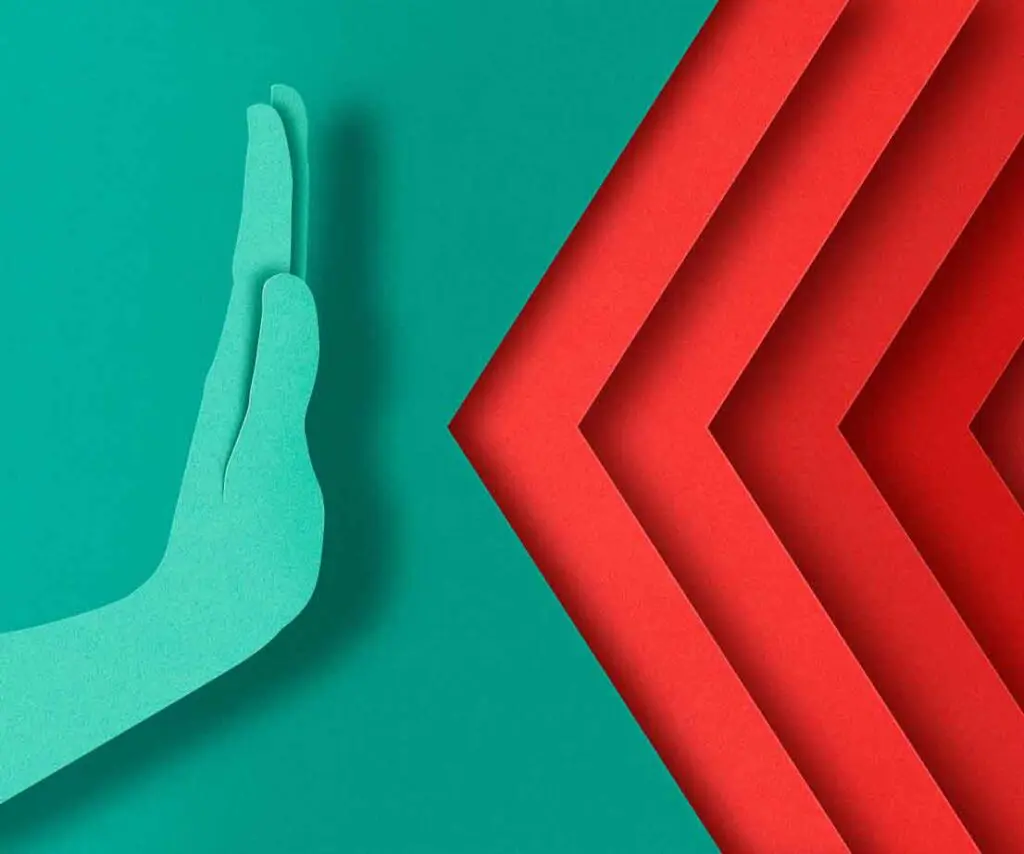 Hand stoppt rote Pfeile als Symbol für Gewalt