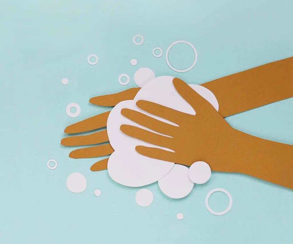 Hände mit schäumender Seife