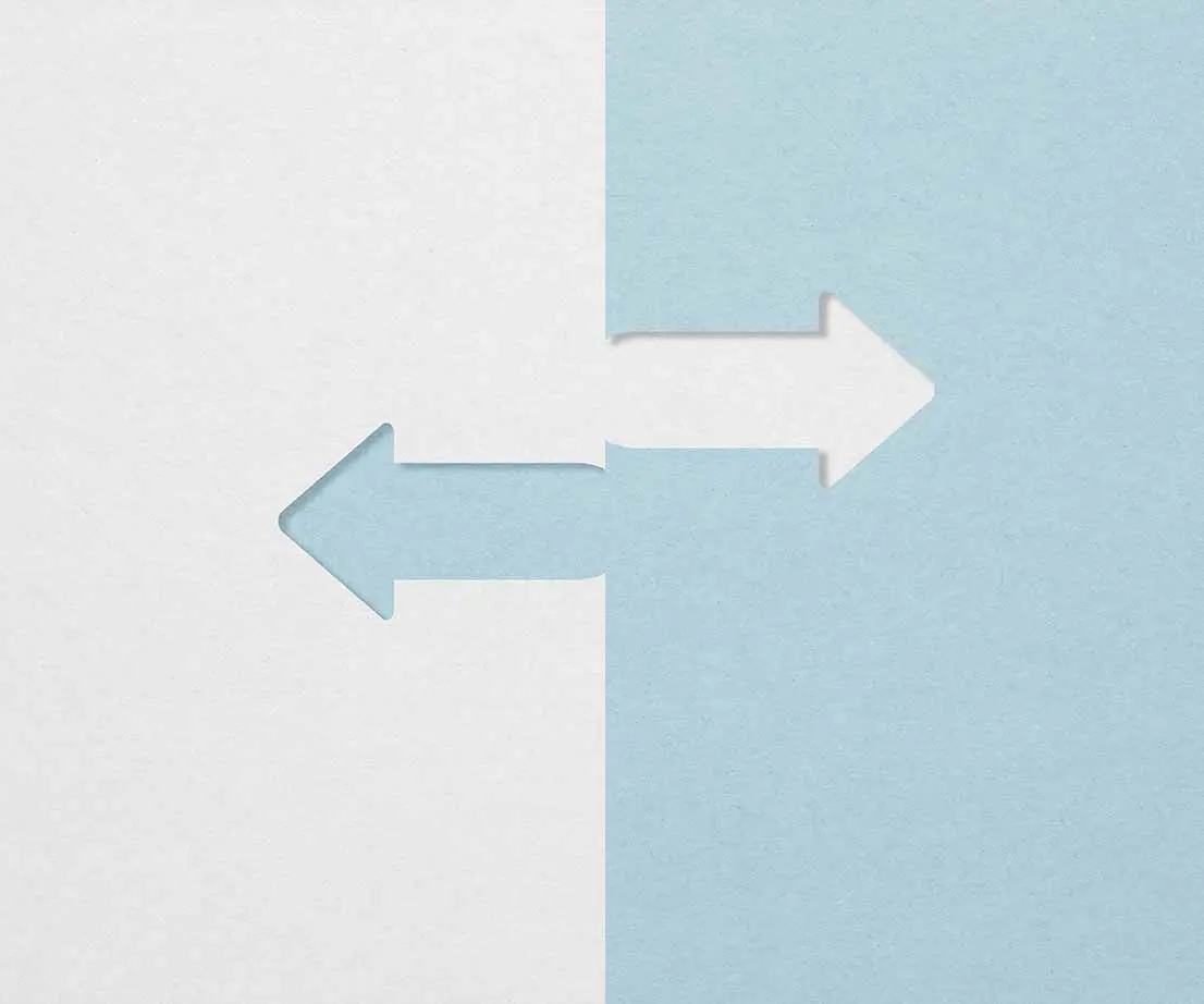zwei Pfeile in gegenläufiger Richtung in grau und blau
