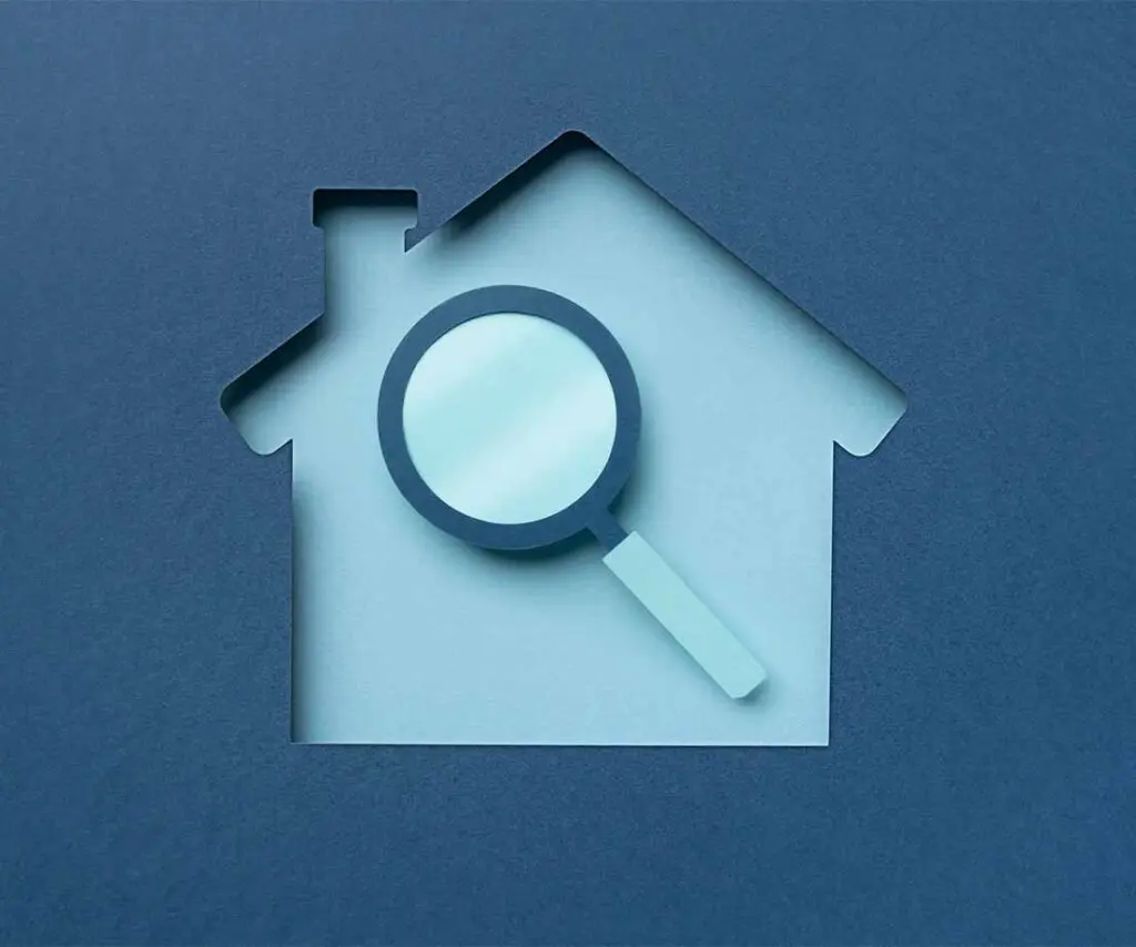 Lupe und Haus als Symbol für Pflegeheimsuche