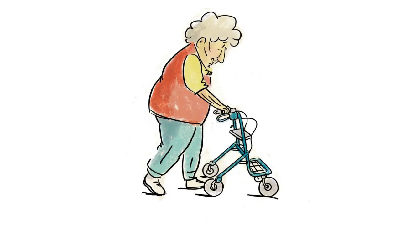 ältere Frau geht mit dem Rollator rückwärts