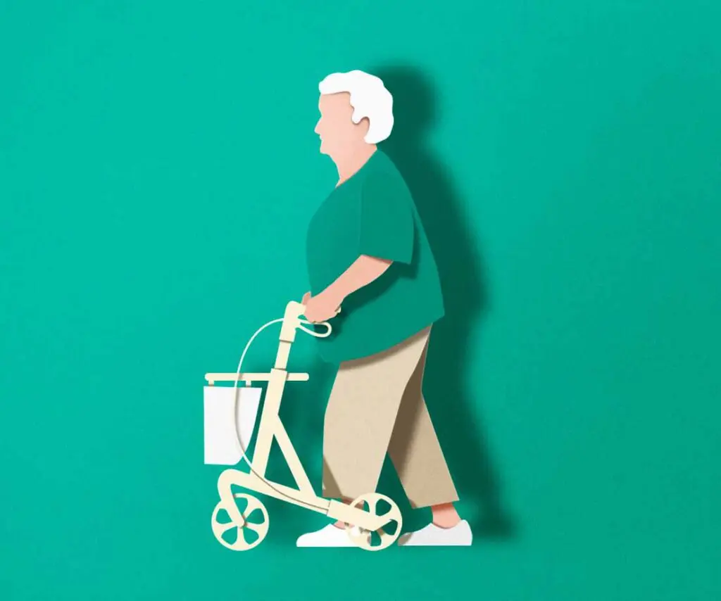 ältere Frau geht am Rollator